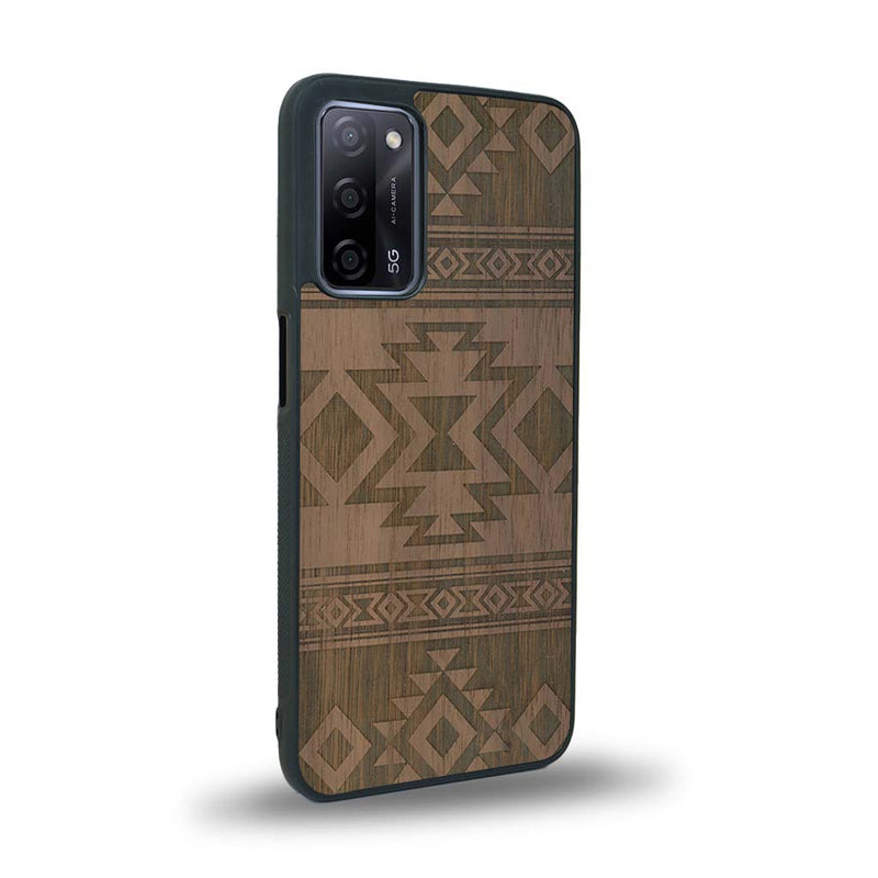 Coque de protection en bois véritable fabriquée en France pour Oppo A55 5G avec des motifs géométriques s'inspirant des temples aztèques, mayas et incas