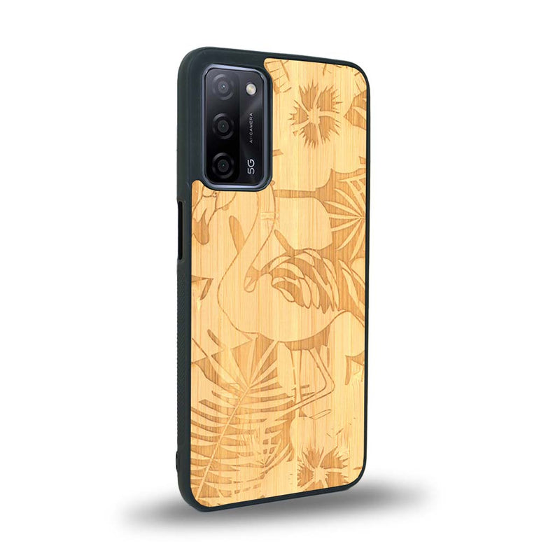 Coque de protection en bois véritable fabriquée en France pour Oppo A55 5G sur le thème de la nature et des animaux représentant un flamant rose entre des fougères