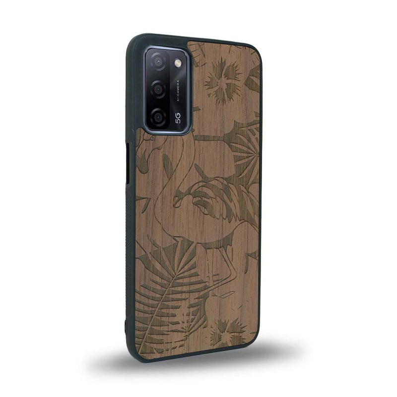 Coque de protection en bois véritable fabriquée en France pour Oppo A55 5G sur le thème de la nature et des animaux représentant un flamant rose entre des fougères