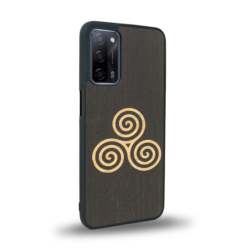 Coque de protection en bois véritable fabriquée en France pour Oppo A55 5G alliant du chêne fumé et du bambou et doré représentant un triskell