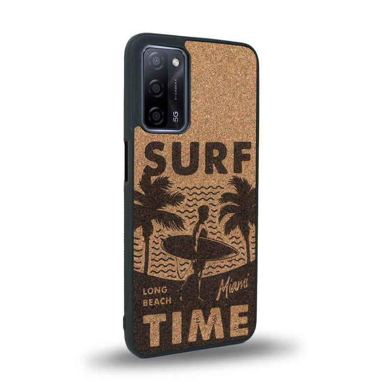 Coque de protection en bois véritable fabriquée en France pour Oppo A55 5G sur le thème chill avec un motif représentant une silouhette tenant une planche de surf sur une plage entouré de palmiers et les mots "Surf Time Long Beach Miami"