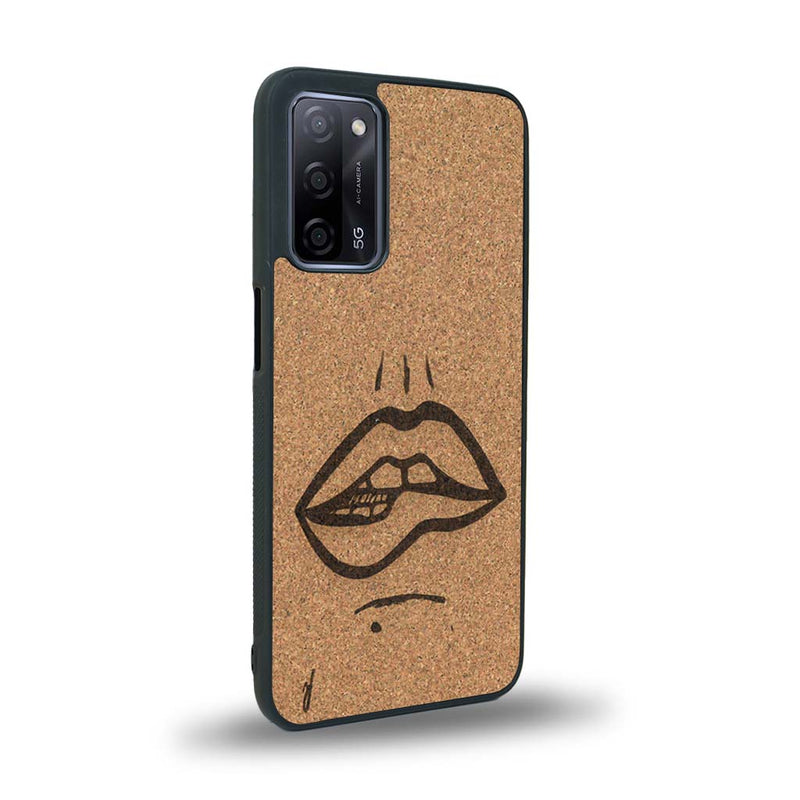 Coque de protection en bois véritable fabriquée en France pour Oppo A55 5G représentant de manière minimaliste une bouche de féminine se mordant le coin de la lèvre de manière sensuelle dessinée à la main par l'artiste Maud Dabs