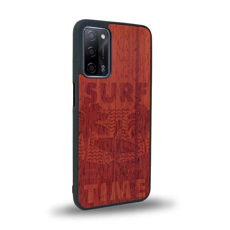 Coque de protection en bois véritable fabriquée en France pour Oppo A72 sur le thème chill avec un motif représentant une silouhette tenant une planche de surf sur une plage entouré de palmiers et les mots "Surf Time Long Beach Miami"