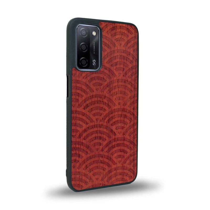 Coque de protection en bois véritable fabriquée en France pour Oppo A93 baptisée "La Sinjak" avec un motif de gravure abstrait représentant la répétition d'un symbole wifi