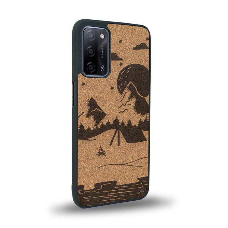 Coque de protection en bois véritable fabriquée en France pour Oppo A93 sur le thème du camping en pleine nature représentant une tente avec un feu de camp entouré de montagnes