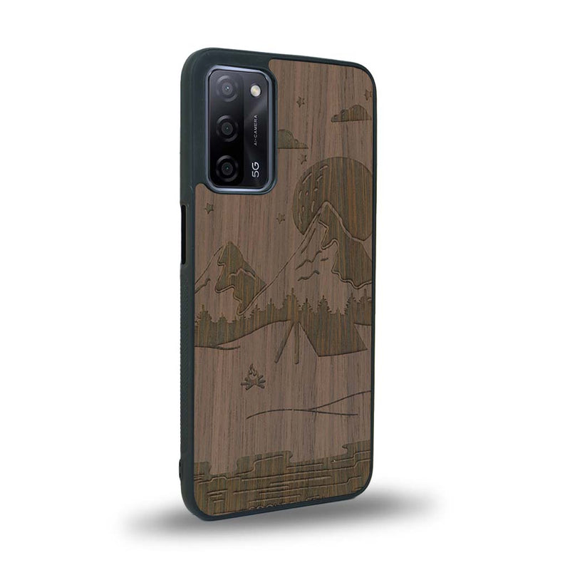 Coque de protection en bois véritable fabriquée en France pour Oppo A93 sur le thème du camping en pleine nature représentant une tente avec un feu de camp entouré de montagnes