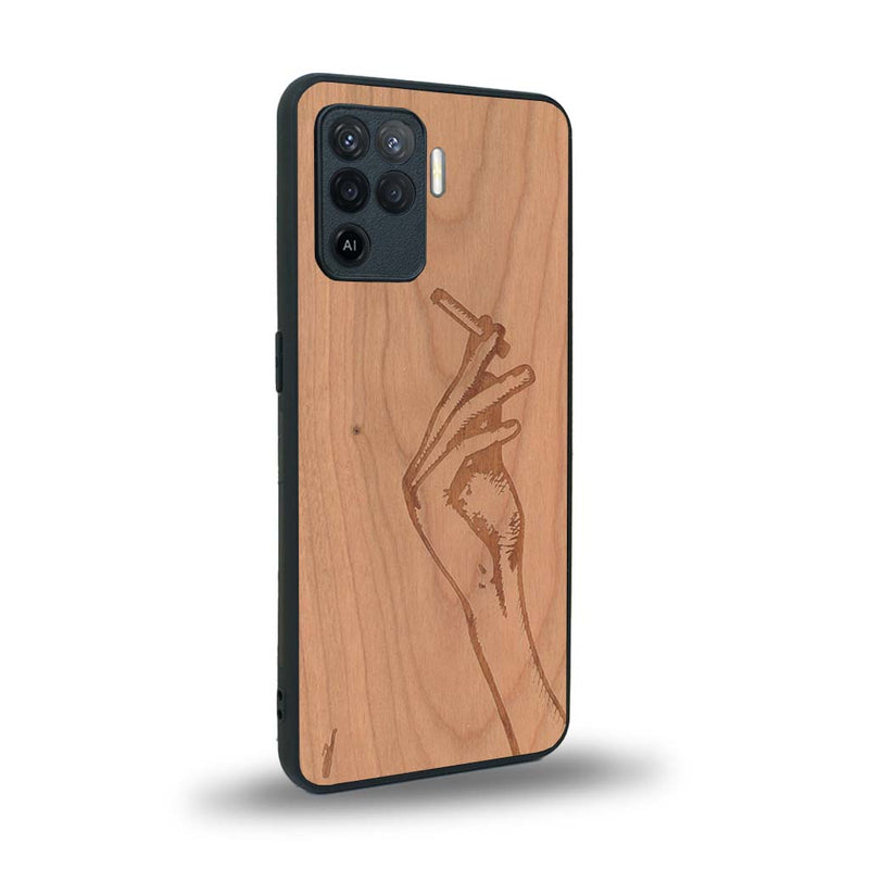 Coque de protection en bois véritable fabriquée en France pour Oppo A94 représentant une main de femme tenant une cigarette de type line art en collaboration avec l'artiste Maud Dabs