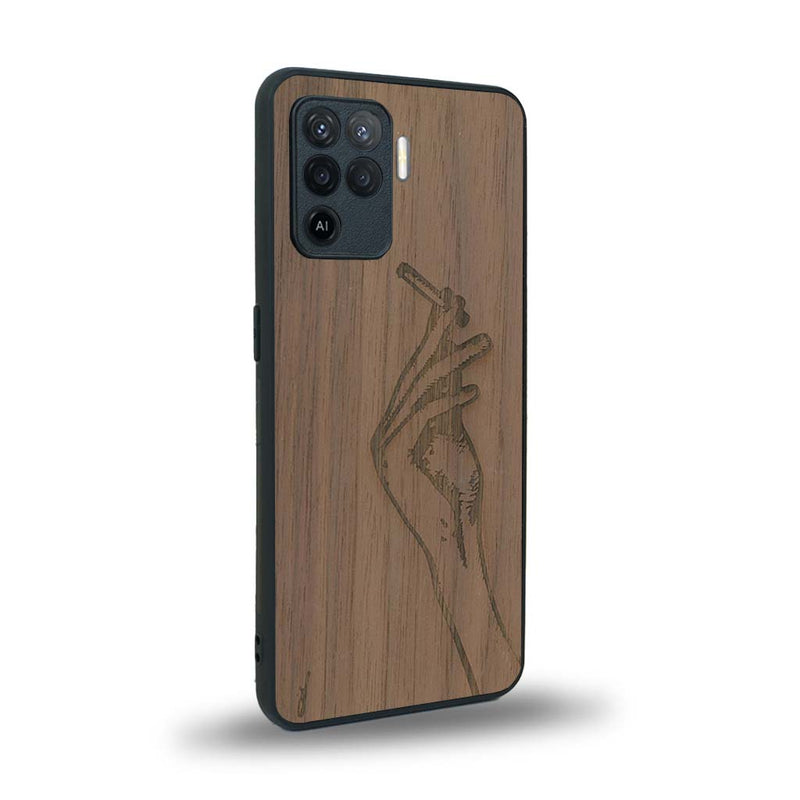 Coque de protection en bois véritable fabriquée en France pour Oppo A94 représentant une main de femme tenant une cigarette de type line art en collaboration avec l'artiste Maud Dabs