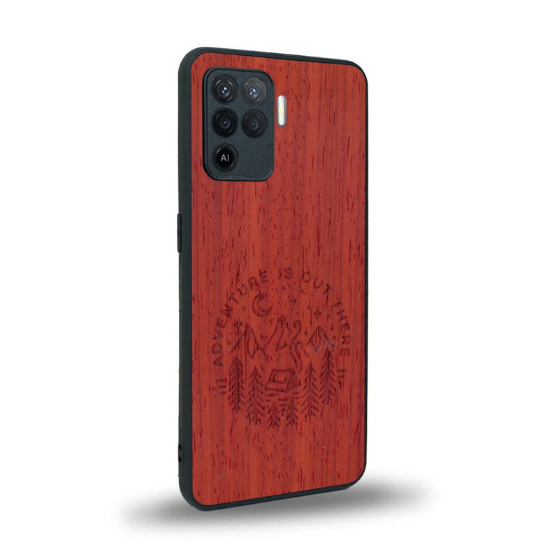 Coque de protection en bois véritable fabriquée en France pour Oppo A94 sur le thème du camping en pleine nature et du bivouac avec la phrase "Aventure is out there"