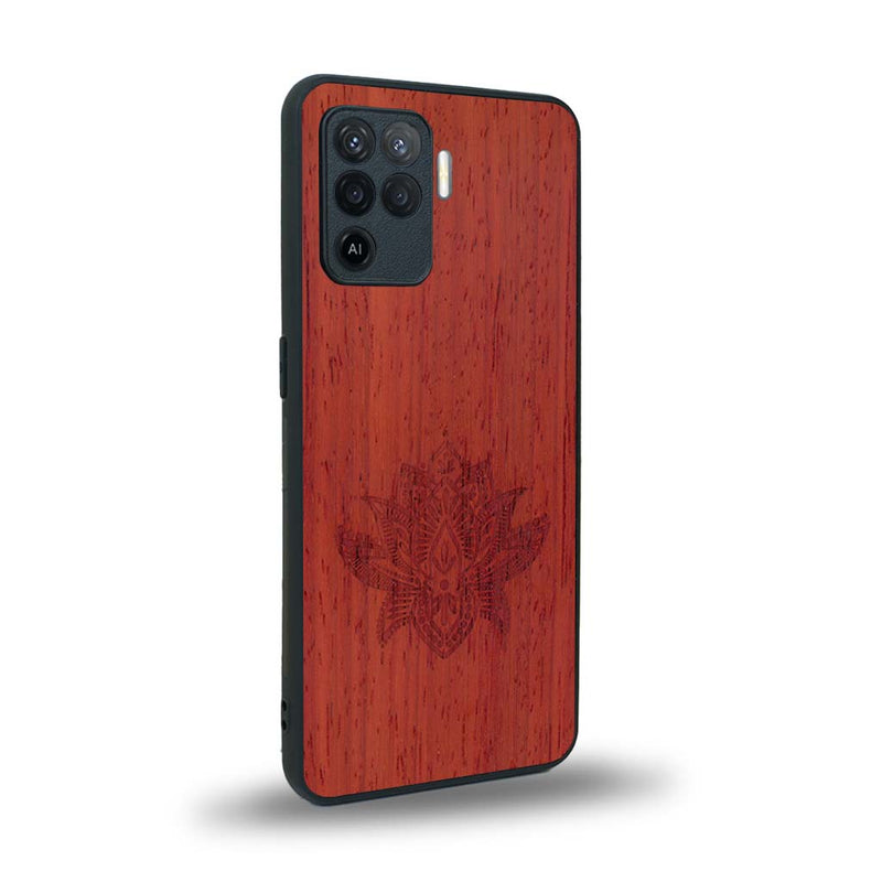 Coque de protection en bois véritable fabriquée en France pour Oppo A94 sur le thème de la nature et du yoga avec une gravure zen représentant une fleur de lotus