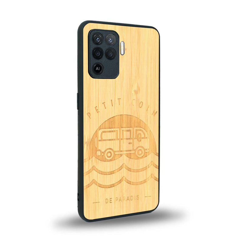 Coque de protection en bois véritable fabriquée en France pour Oppo A94 sur le thème des voyages en vans, vanlife et chill avec une gravure représentant un van vw combi devant le soleil couchant sur une plage avec des vagues