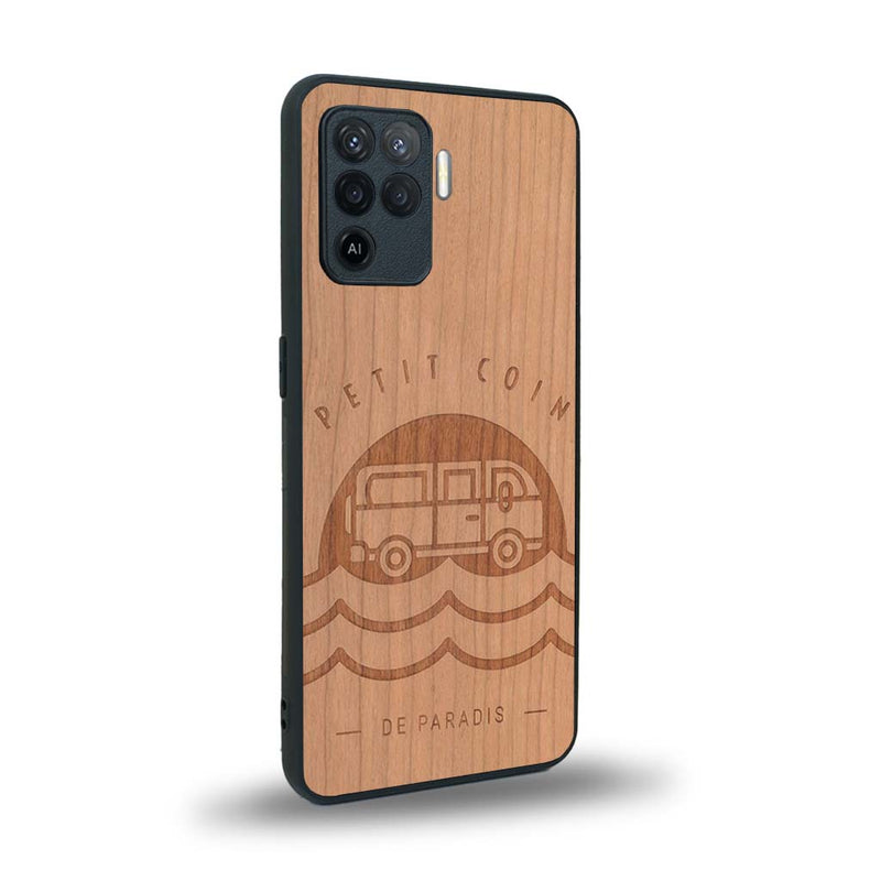 Coque de protection en bois véritable fabriquée en France pour Oppo A94 sur le thème des voyages en vans, vanlife et chill avec une gravure représentant un van vw combi devant le soleil couchant sur une plage avec des vagues