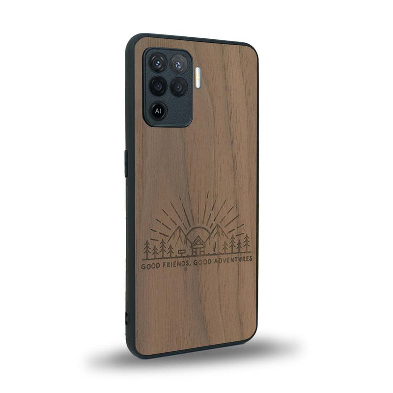 Coque de protection en bois véritable fabriquée en France pour Oppo A94 sur le thème chill et nature avec un motif représentant un levé de soleil sur un paysage de montagne avec des sapins et un chalet et la phrase "Good friends, good adventure"