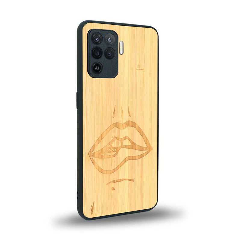 Coque de protection en bois véritable fabriquée en France pour Oppo A94 représentant de manière minimaliste une bouche de féminine se mordant le coin de la lèvre de manière sensuelle dessinée à la main par l'artiste Maud Dabs