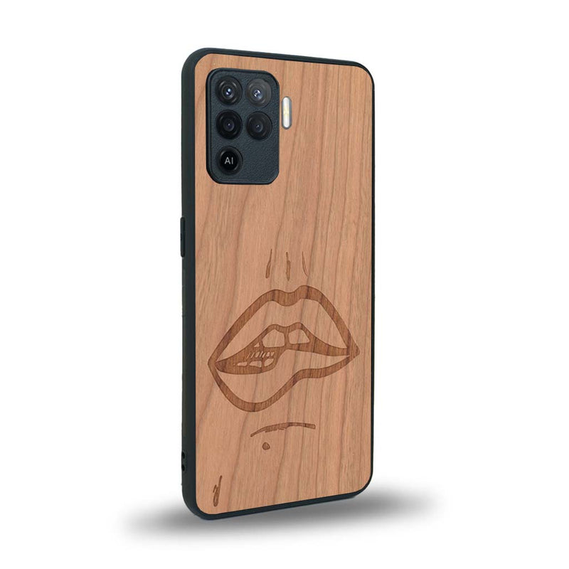 Coque de protection en bois véritable fabriquée en France pour Oppo A94 représentant de manière minimaliste une bouche de féminine se mordant le coin de la lèvre de manière sensuelle dessinée à la main par l'artiste Maud Dabs