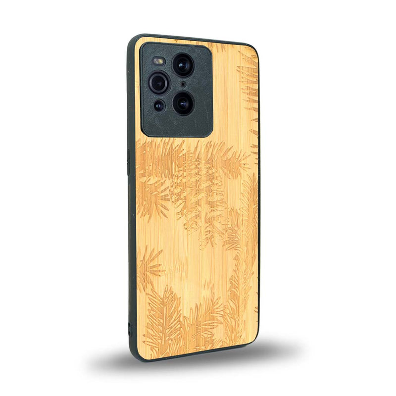 Coque de protection en bois véritable fabriquée en France pour Oppo Find X3 Pro sur le thème de la nature des arbres avec un motif de gravure représentant des épines de sapin et des pommes de pin