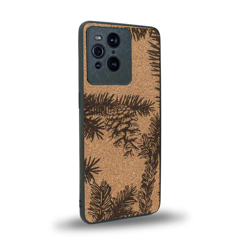 Coque de protection en bois véritable fabriquée en France pour Oppo Find X3 Pro sur le thème de la nature des arbres avec un motif de gravure représentant des épines de sapin et des pommes de pin