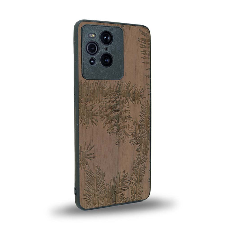 Coque de protection en bois véritable fabriquée en France pour Oppo Find X3 Pro sur le thème de la nature des arbres avec un motif de gravure représentant des épines de sapin et des pommes de pin