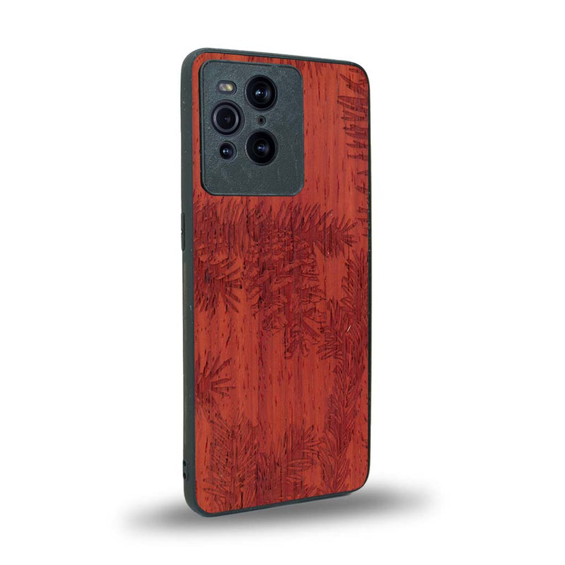 Coque de protection en bois véritable fabriquée en France pour Oppo Find X3 Pro sur le thème de la nature des arbres avec un motif de gravure représentant des épines de sapin et des pommes de pin