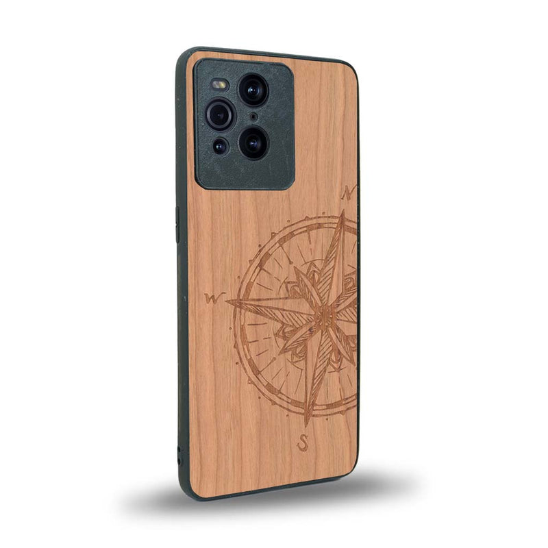 Coque de protection en bois véritable fabriquée en France pour Oppo Find X3 Pro avec une gravure "rose des vents" sur le thème nautique et de l'océan qui s'inspire des boussoles de pirate