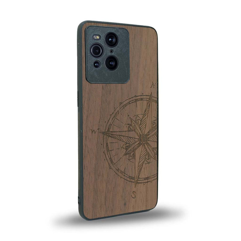 Coque de protection en bois véritable fabriquée en France pour Oppo Find X3 Pro avec une gravure "rose des vents" sur le thème nautique et de l'océan qui s'inspire des boussoles de pirate