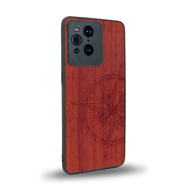 Coque de protection en bois véritable fabriquée en France pour Oppo Find X3 Pro avec une gravure "rose des vents" sur le thème nautique et de l'océan qui s'inspire des boussoles de pirate