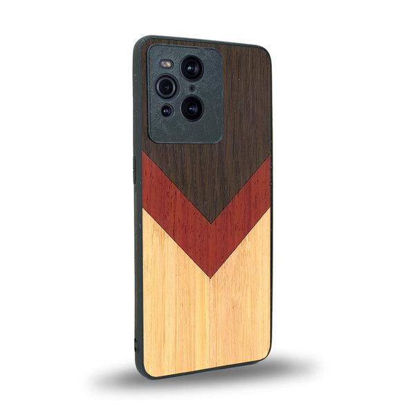 Coque de protection en bois véritable fabriquée en France pour Oppo Find X3 Pro alliant du chêne fumé, du padouk et du bambou en forme de chevron sur le thème de l'art abstrait