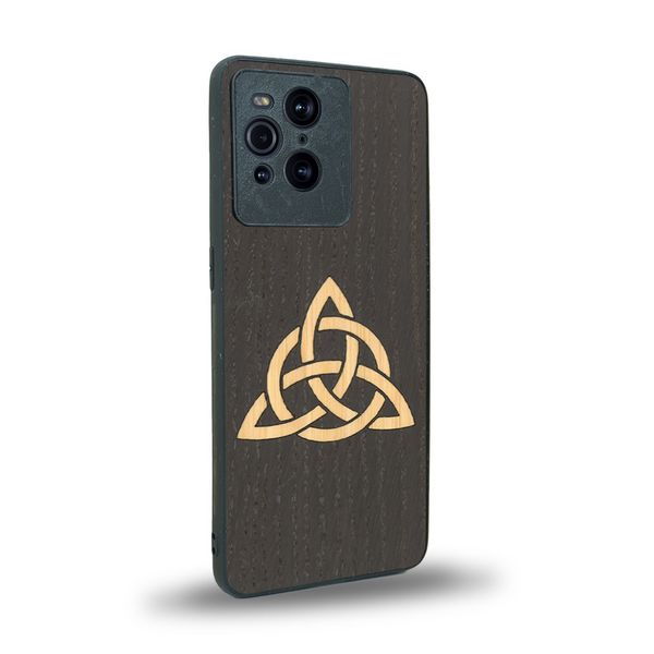 Coque de protection en bois véritable fabriquée en France pour Oppo Find X3 Pro alliant du chêne fumé et du bambou représentant une triquetra