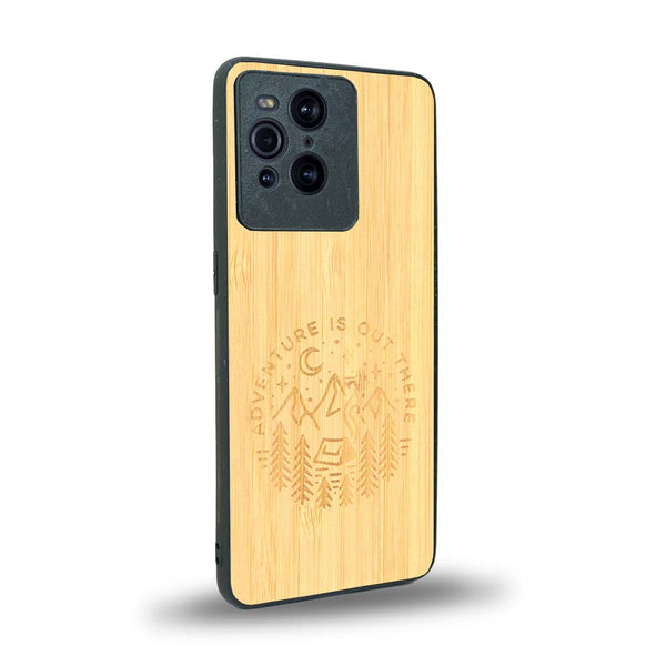 Coque de protection en bois véritable fabriquée en France pour Oppo Find X3 Pro sur le thème du camping en pleine nature et du bivouac avec la phrase "Aventure is out there"