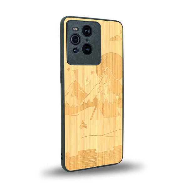 Coque de protection en bois véritable fabriquée en France pour Oppo Find X3 Pro sur le thème du camping en pleine nature représentant une tente avec un feu de camp entouré de montagnes