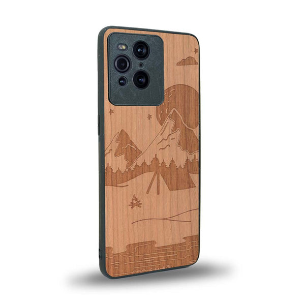 Coque de protection en bois véritable fabriquée en France pour Oppo Find X3 Pro sur le thème du camping en pleine nature représentant une tente avec un feu de camp entouré de montagnes