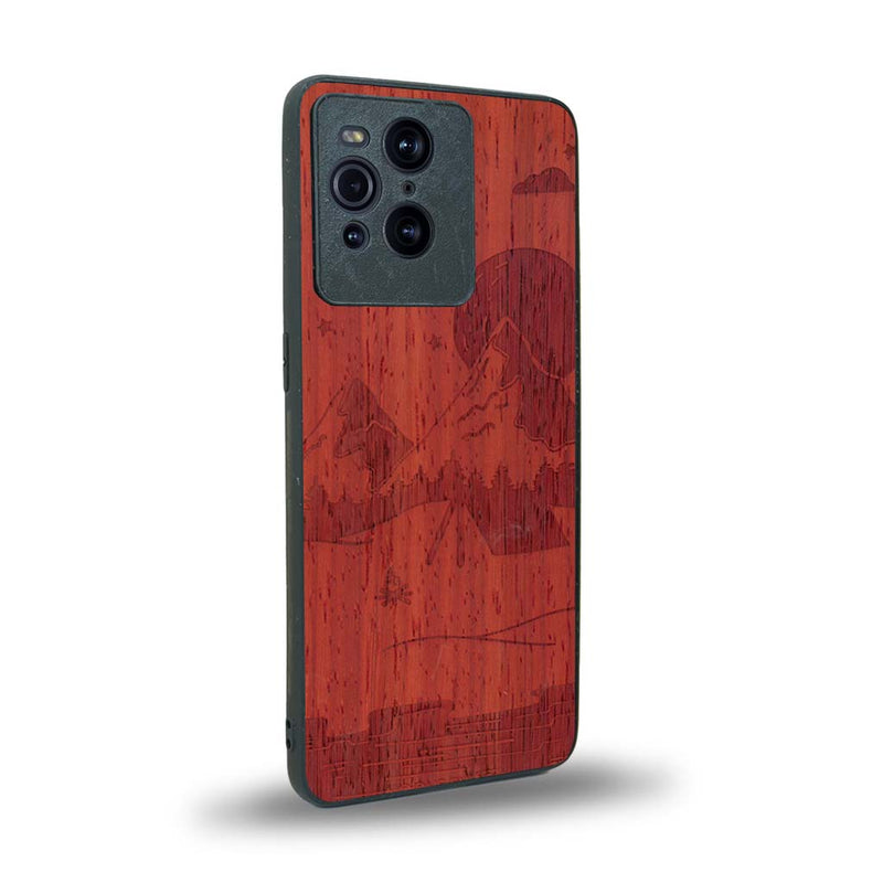 Coque de protection en bois véritable fabriquée en France pour Oppo Find X3 Pro sur le thème du camping en pleine nature représentant une tente avec un feu de camp entouré de montagnes