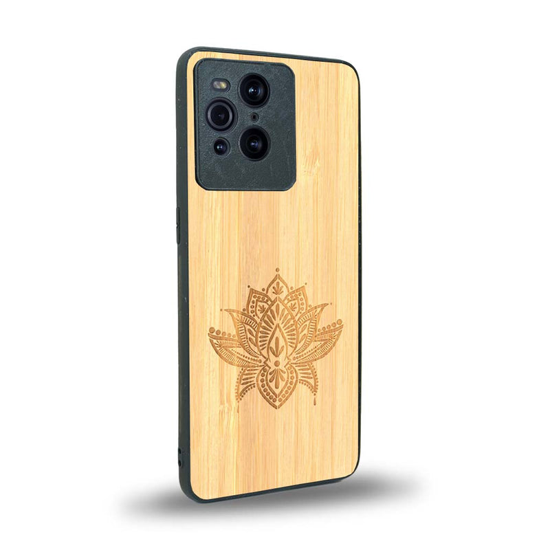 Coque de protection en bois véritable fabriquée en France pour Oppo Find X3 Pro sur le thème de la nature et du yoga avec une gravure zen représentant une fleur de lotus