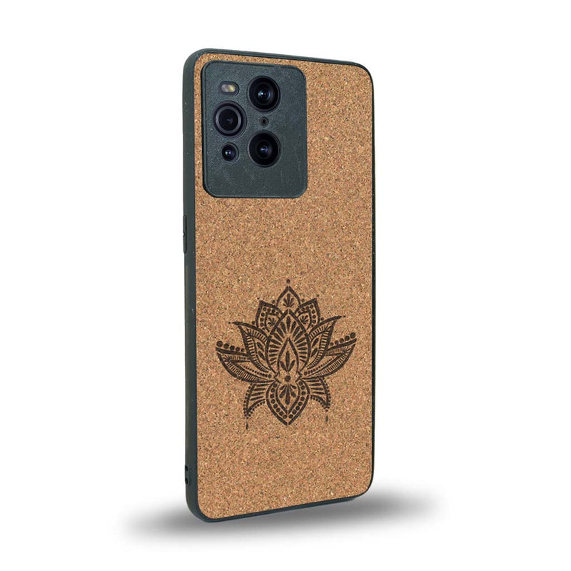 Coque de protection en bois véritable fabriquée en France pour Oppo Find X3 Pro sur le thème de la nature et du yoga avec une gravure zen représentant une fleur de lotus