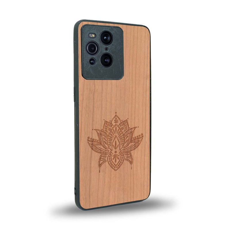 Coque de protection en bois véritable fabriquée en France pour Oppo Find X3 Pro sur le thème de la nature et du yoga avec une gravure zen représentant une fleur de lotus