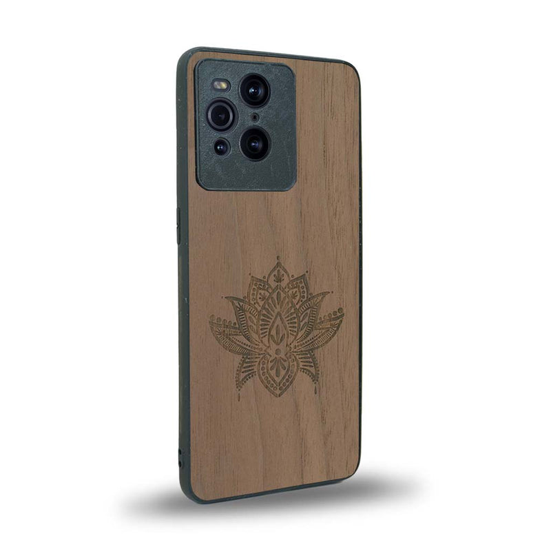 Coque de protection en bois véritable fabriquée en France pour Oppo Find X3 Pro sur le thème de la nature et du yoga avec une gravure zen représentant une fleur de lotus