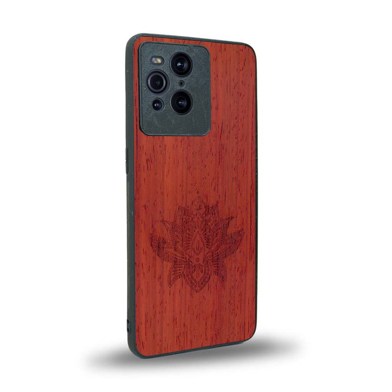 Coque de protection en bois véritable fabriquée en France pour Oppo Find X3 Pro sur le thème de la nature et du yoga avec une gravure zen représentant une fleur de lotus