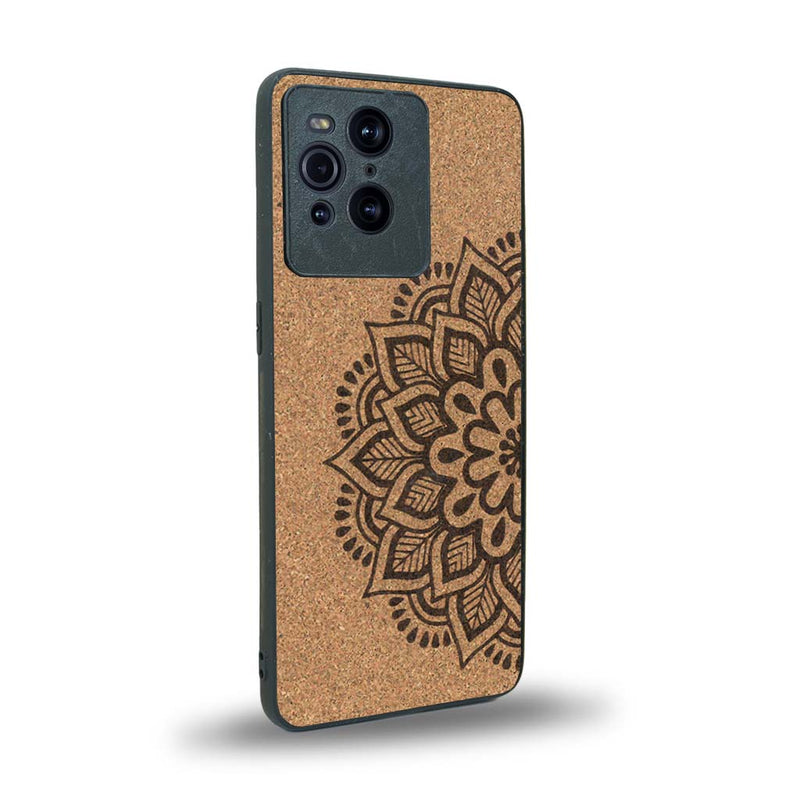 Coque de protection en bois véritable fabriquée en France pour Oppo Find X3 Pro sur le thème de la bohème et du tatouage au henné avec une gravure représentant un mandala