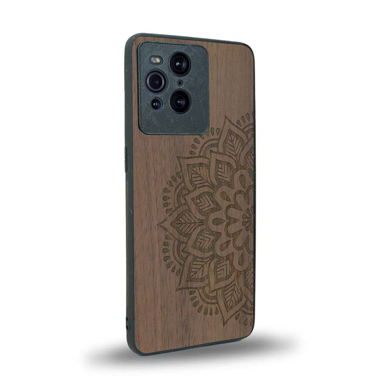 Coque de protection en bois véritable fabriquée en France pour Oppo Find X3 Pro sur le thème de la bohème et du tatouage au henné avec une gravure représentant un mandala