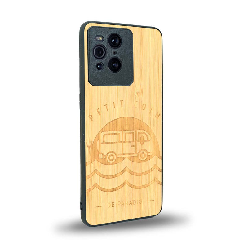 Coque de protection en bois véritable fabriquée en France pour Oppo Find X3 Pro sur le thème des voyages en vans, vanlife et chill avec une gravure représentant un van vw combi devant le soleil couchant sur une plage avec des vagues