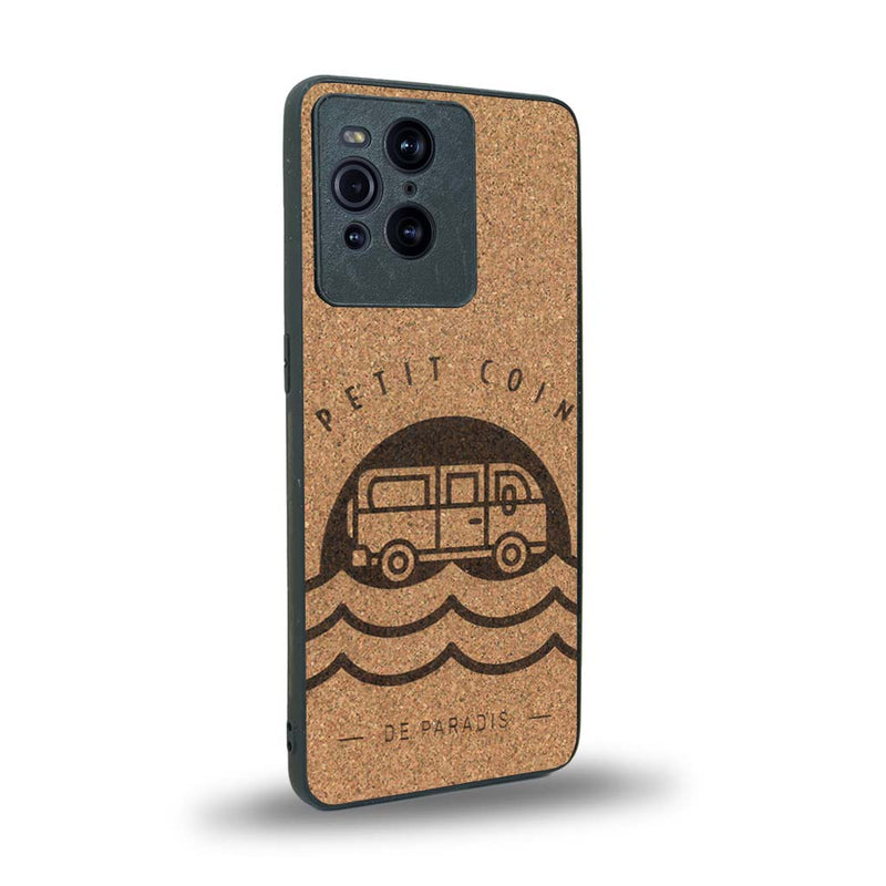 Coque de protection en bois véritable fabriquée en France pour Oppo Find X3 Pro sur le thème des voyages en vans, vanlife et chill avec une gravure représentant un van vw combi devant le soleil couchant sur une plage avec des vagues