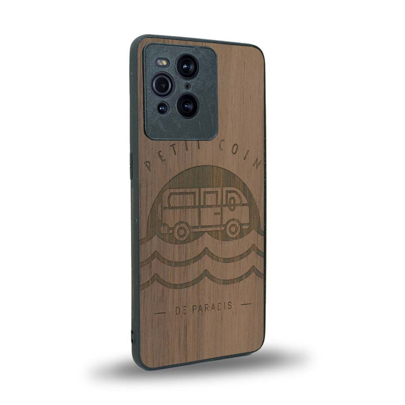 Coque de protection en bois véritable fabriquée en France pour Oppo Find X3 Pro sur le thème des voyages en vans, vanlife et chill avec une gravure représentant un van vw combi devant le soleil couchant sur une plage avec des vagues