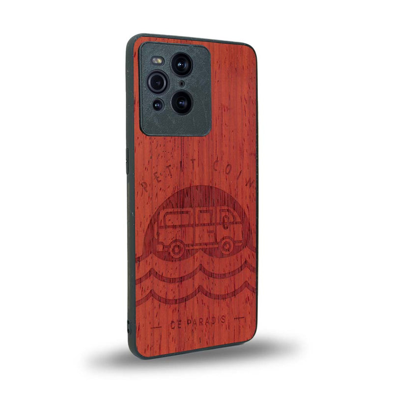 Coque de protection en bois véritable fabriquée en France pour Oppo Find X3 Pro sur le thème des voyages en vans, vanlife et chill avec une gravure représentant un van vw combi devant le soleil couchant sur une plage avec des vagues