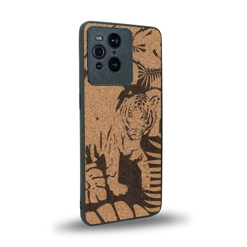 Coque de protection en bois véritable fabriquée en France pour Oppo Find X3 Pro sur le thème de la nature et des animaux représentant un tigre dans la jungle entre des fougères