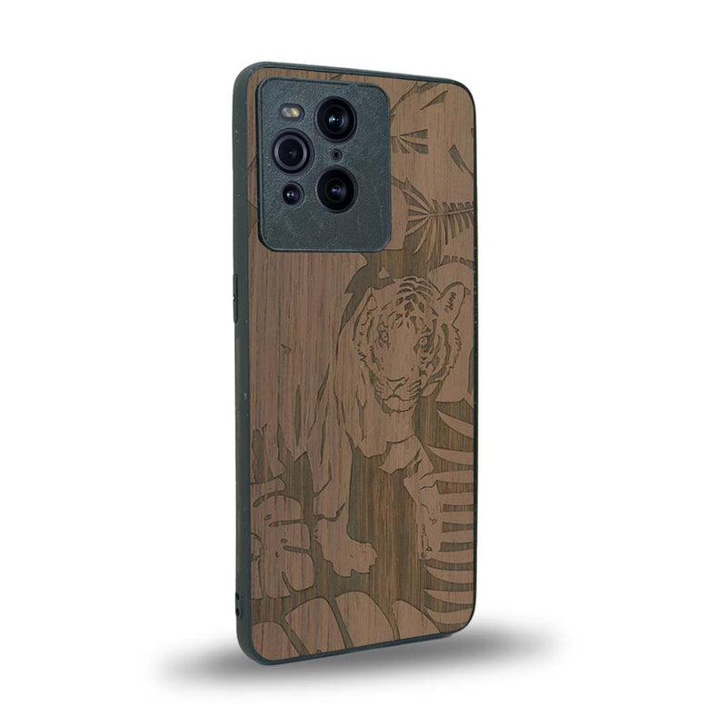 Coque de protection en bois véritable fabriquée en France pour Oppo Find X3 Pro sur le thème de la nature et des animaux représentant un tigre dans la jungle entre des fougères