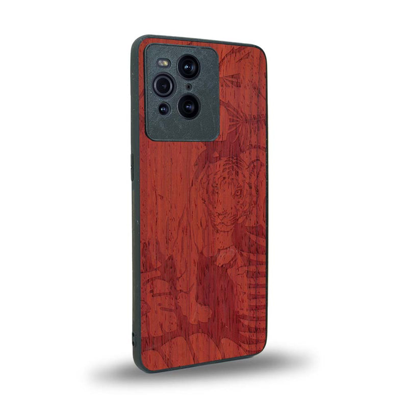 Coque de protection en bois véritable fabriquée en France pour Oppo Find X3 Pro sur le thème de la nature et des animaux représentant un tigre dans la jungle entre des fougères