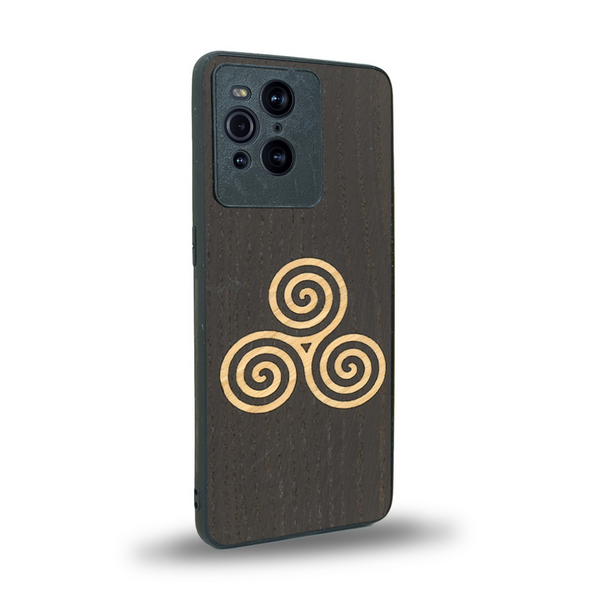 Coque de protection en bois véritable fabriquée en France pour Oppo Find X3 Pro alliant du chêne fumé et du bambou et doré représentant un triskell