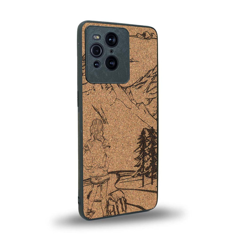 Coque de protection en bois véritable fabriquée en France pour Oppo Find X3 Pro sur le thème de la randonnée en montagne et de l'aventure avec une gravure représentant une femme de dos face à un paysage de nature