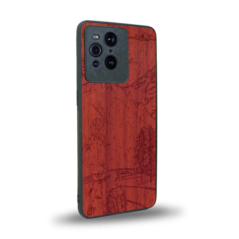 Coque de protection en bois véritable fabriquée en France pour Oppo Find X3 Pro sur le thème de la randonnée en montagne et de l'aventure avec une gravure représentant une femme de dos face à un paysage de nature