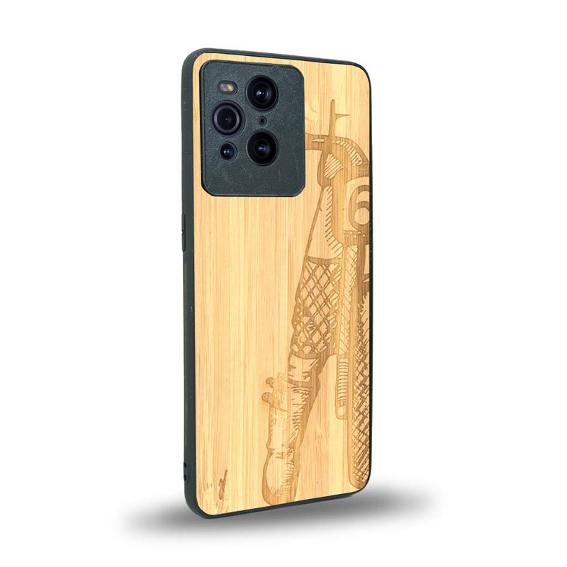 Coque de protection en bois véritable fabriquée en France pour Oppo Find X3 Pro représentant une vue de face d'une femme sur une moto vintage dessinée à la main par l'artiste Maud Dabs